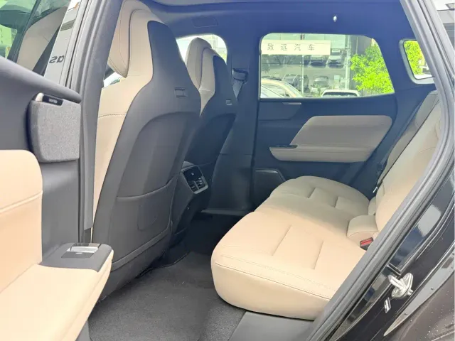 Volvo XC70 Plug-in Hybrid — Фото автомобиля 6