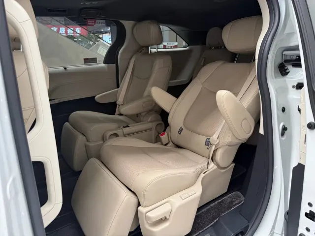 Toyota Sienna — Фото автомобиля 20