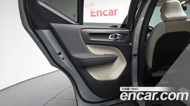 Вольво XC40 — Фото автомобиля 25