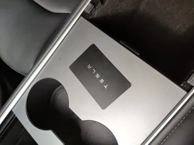 Tesla Model Y — Фото автомобиля 8