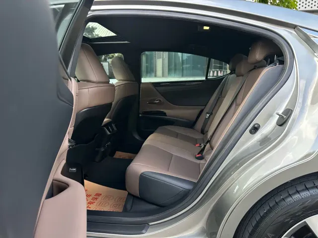 Lexus ES — Фото автомобиля 10