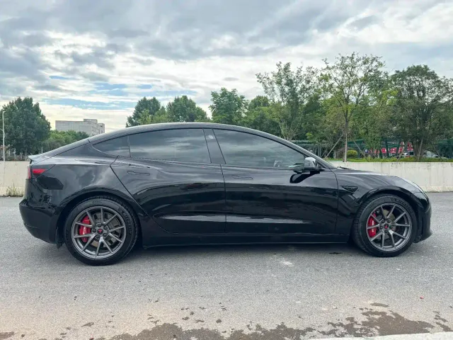 Tesla Model 3 — Фото автомобиля 5