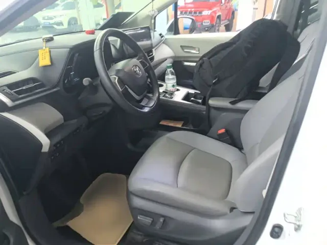 Toyota Sienna — Фото автомобиля 10