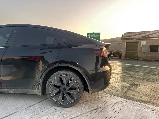 Tesla Model Y — Фото автомобиля 9