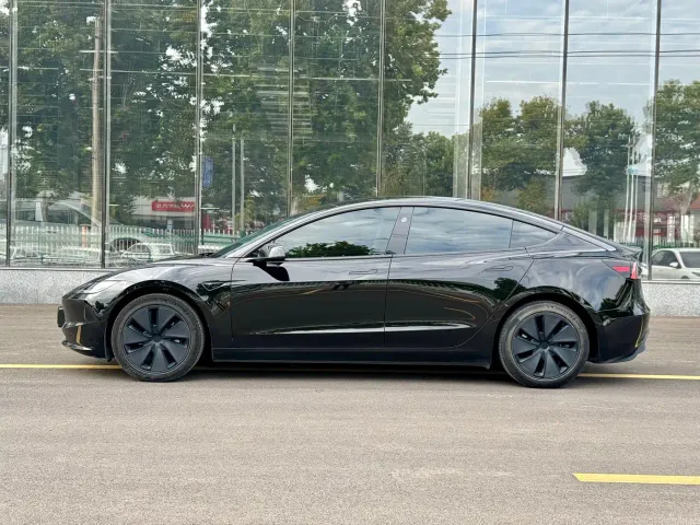 Tesla Model 3 — Фото автомобиля 6