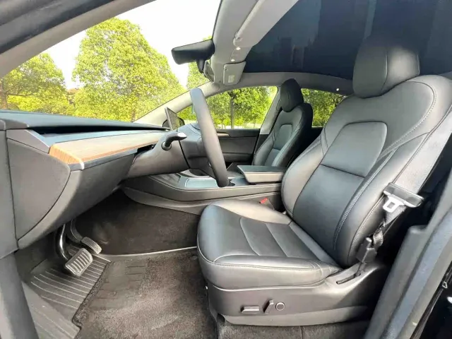 Tesla Model Y — Фото автомобиля 8