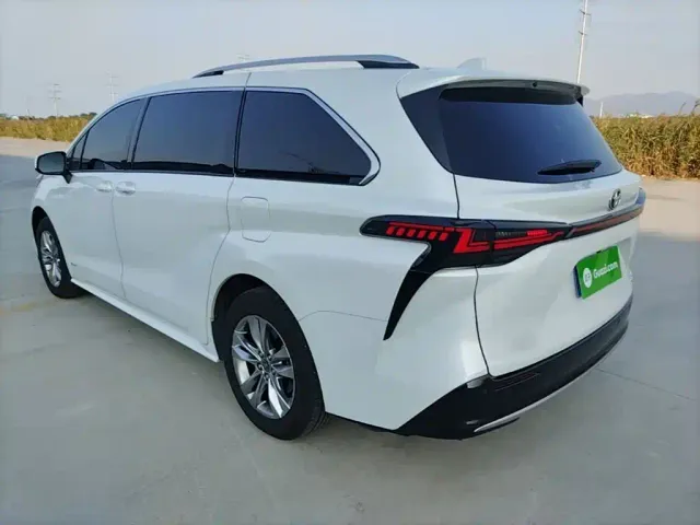 Toyota Sienna — Фото автомобиля 4
