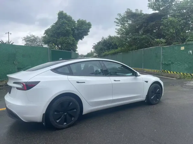 Tesla Model 3 — Фото автомобиля 9