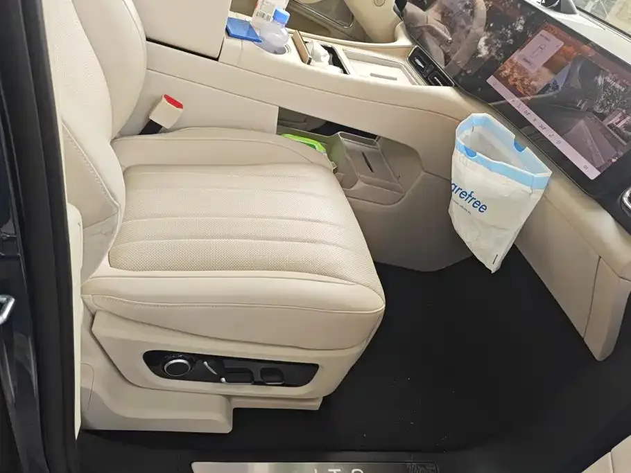 AITO Wenjie AITO M8 2025 Extended Range Ultra 53.4kWh 6-Seater — Фото автомобиля 8