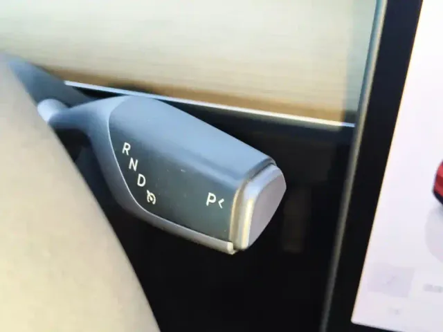 Tesla Model Y — Фото автомобиля 13