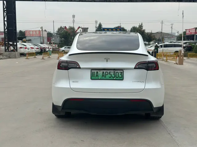 Tesla Model Y — Фото автомобиля 11