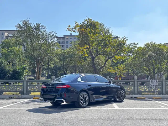 BMW 5 Series — Фото автомобиля 4