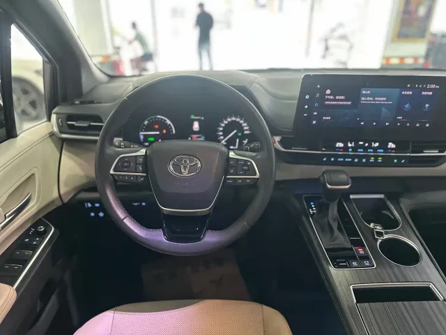 Toyota Sienna — Фото автомобиля 11