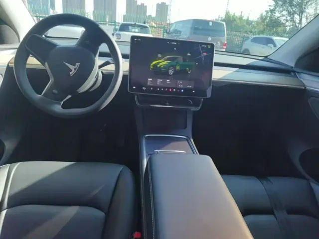 Tesla Model Y — Фото автомобиля 11