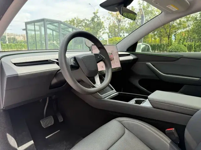 Tesla Model Y — Фото автомобиля 7
