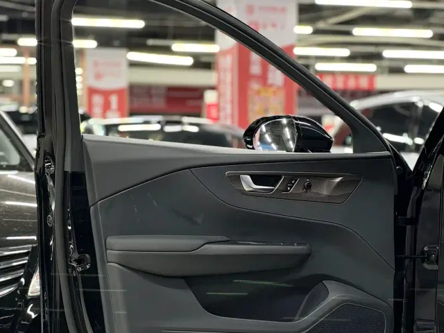 Hongqi E-QM5 — Фото автомобиля 20