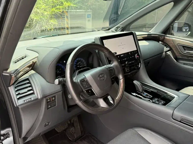 Toyota Alphard — Фото автомобиля 3