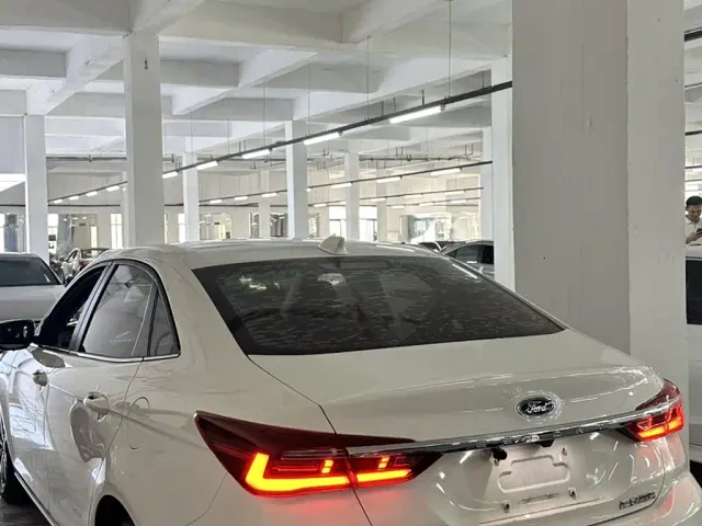Ford Escort — Фото автомобиля 5
