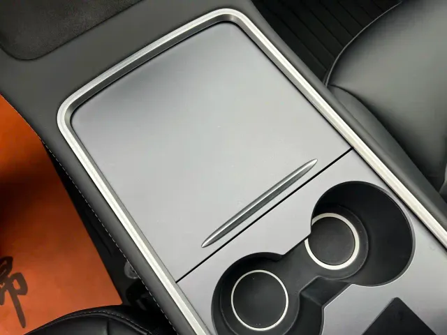 Tesla Model Y — Фото автомобиля 8