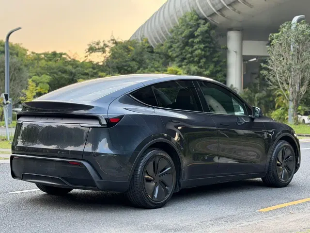 Tesla Model Y 2025 Rear-Wheel Drive — Фото автомобиля 12