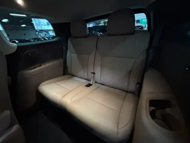 Li Auto i8 — Фото автомобиля 20