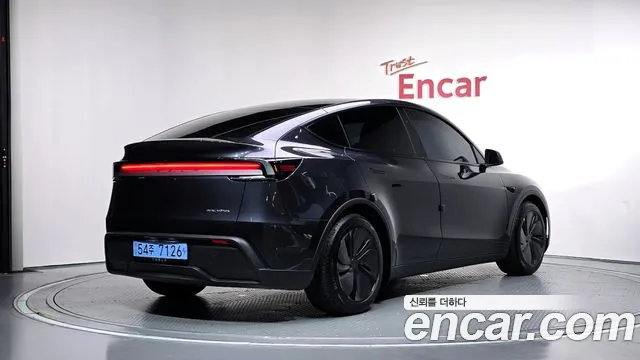 Tesla Model Y — Фото автомобиля 2
