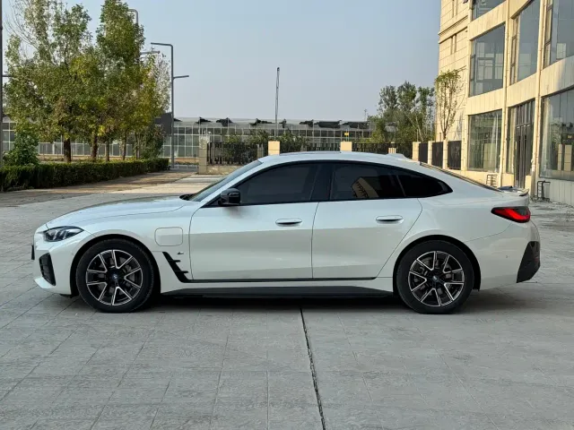 BMW i4 — Фото автомобиля 4