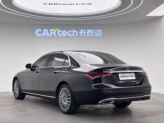 Mercedes-Benz E-Class — Фото автомобиля 3