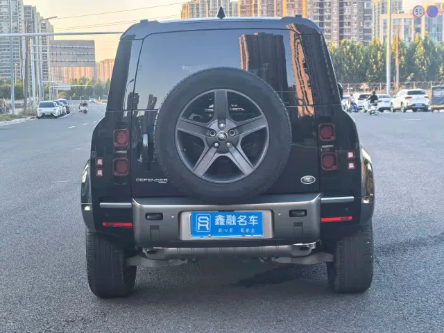 Land Rover Defender — Фото автомобиля 18