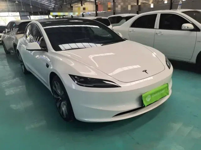 Tesla Model 3 — Фото автомобиля 3
