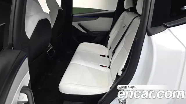 Tesla Model Y — Фото автомобиля 17