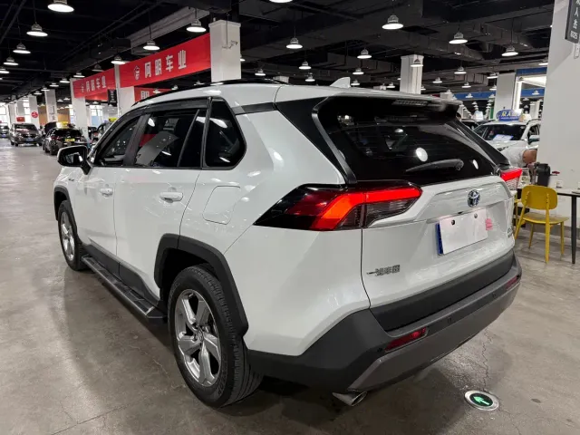 Toyota RAV4 — Фото автомобиля 6