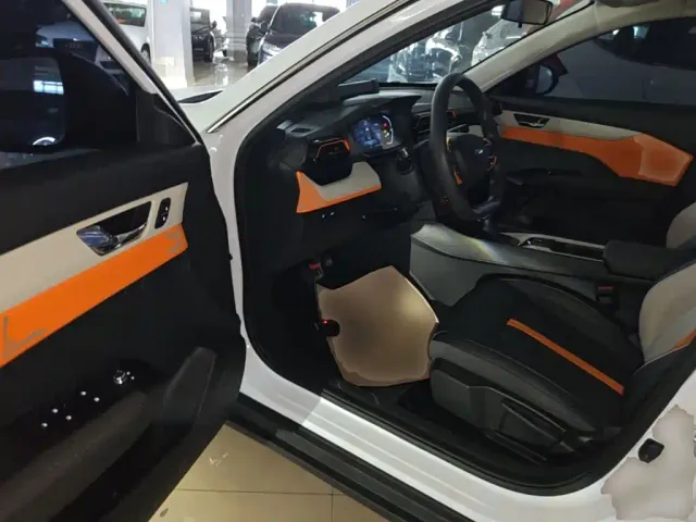 Dongfeng Yixuan — Фото автомобиля 15