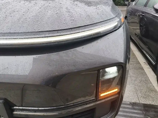 Li Auto L8 — Фото автомобиля 23