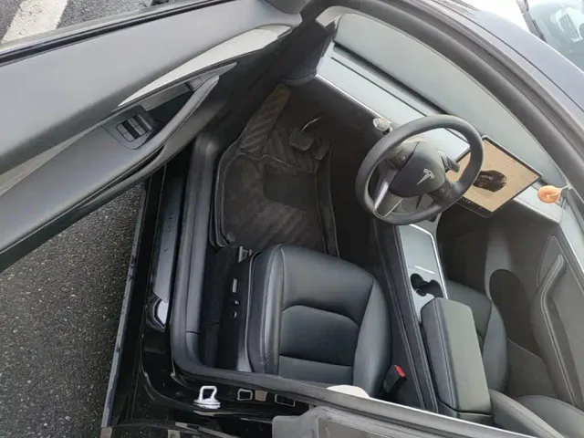 Tesla Model Y — Фото автомобиля 15