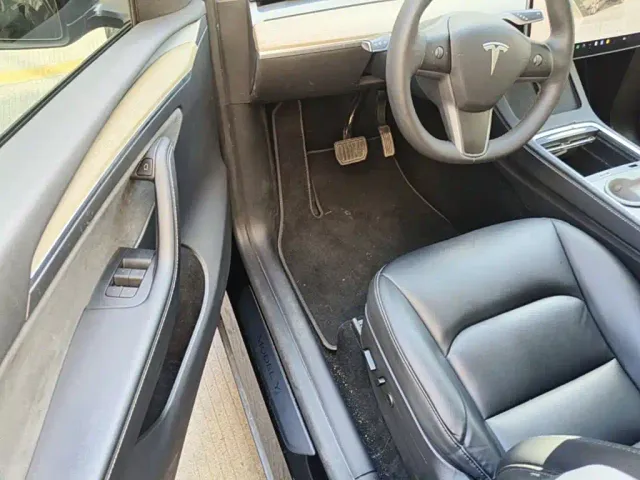 Tesla Model Y — Фото автомобиля 15