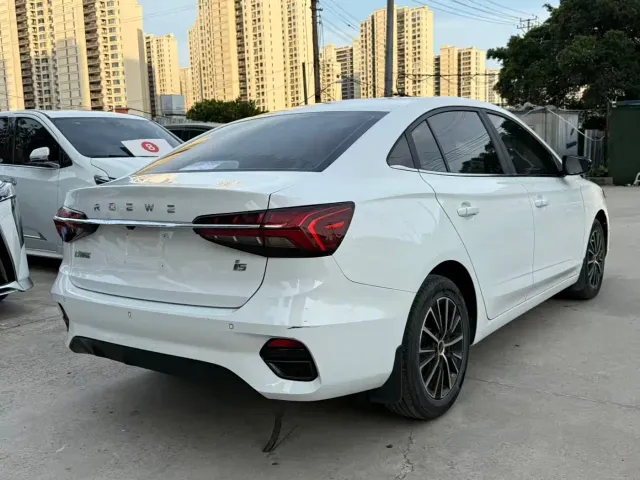 Roewe i5 — Фото автомобиля 12