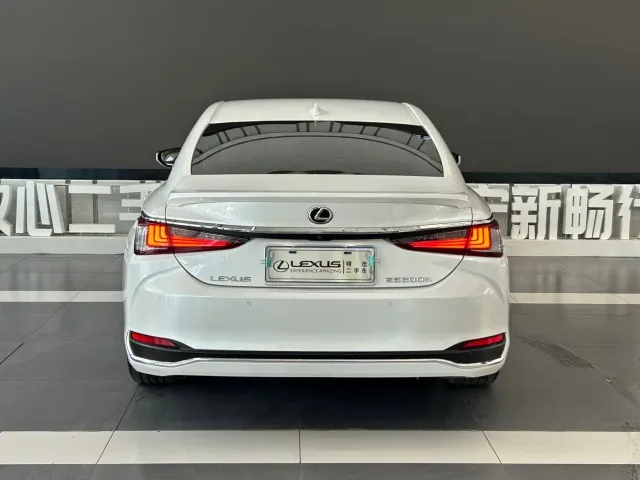 Lexus ES — Фото автомобиля 5