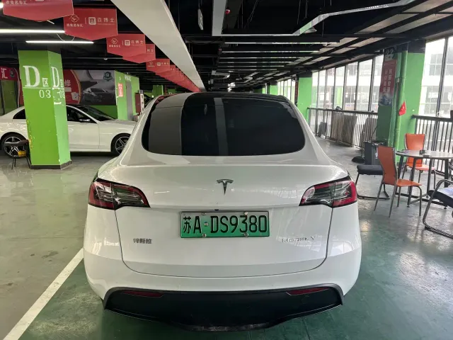 Tesla Model Y — Фото автомобиля 8