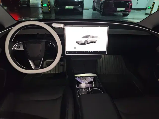 Tesla Model 3 — Фото автомобиля 10
