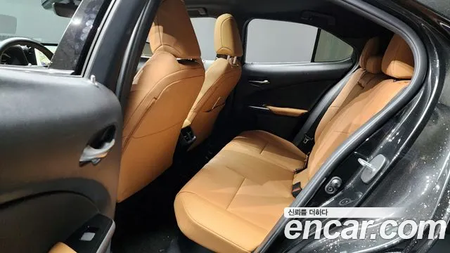 Lexus UX — Фото автомобиля 12