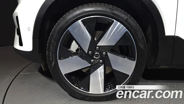 Вольво XC40 — Фото автомобиля 5