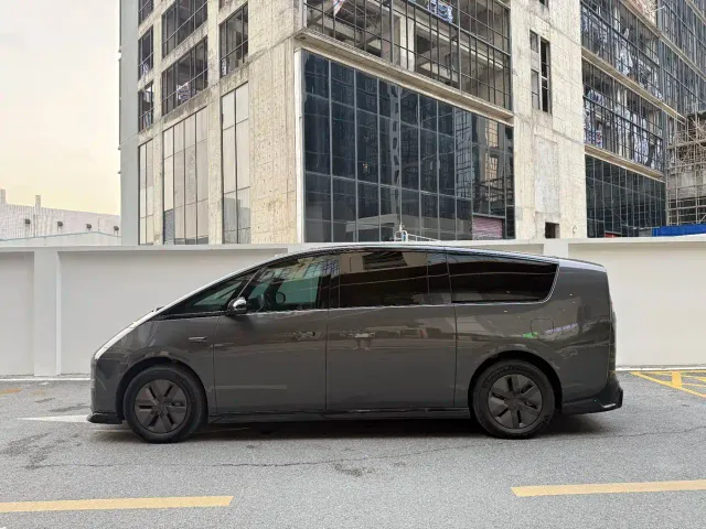 Li Auto MEGA — Фото автомобиля 3