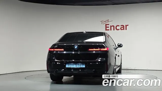 BMW i7 G70 — Фото автомобиля 4