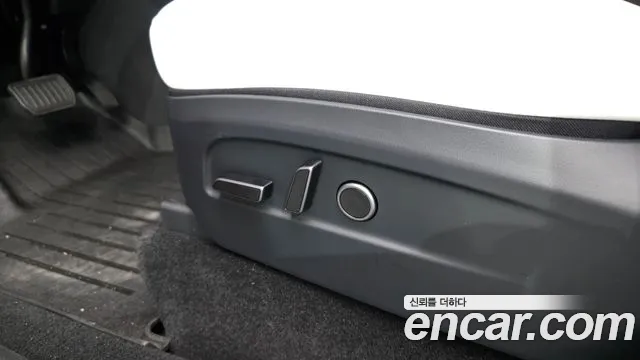 Tesla Model Y — Фото автомобиля 29