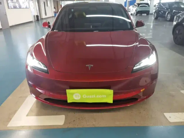 Tesla Model 3 — Фото автомобиля 2