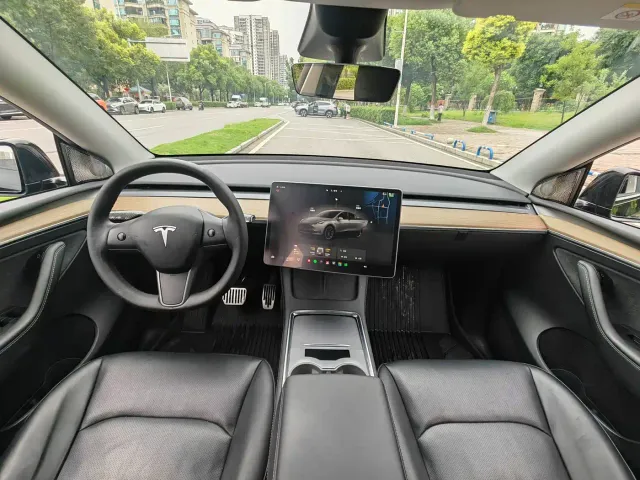 Tesla Model Y — Фото автомобиля 8