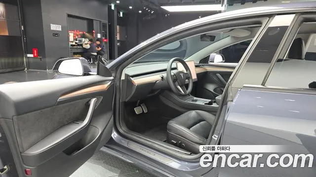 Tesla Model 3 — Фото автомобиля 15