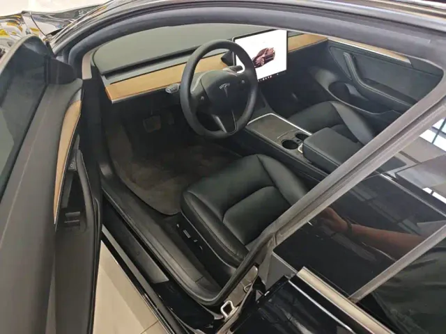 Tesla Model 3 — Фото автомобиля 15