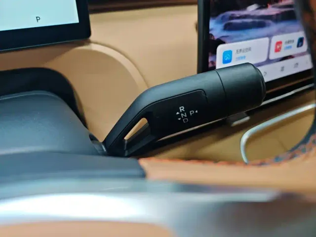 Geely Galaxy Starship 7 EM-i — Фото автомобиля 6